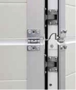 The wicket doors are equipped with concealed hinges as standard.